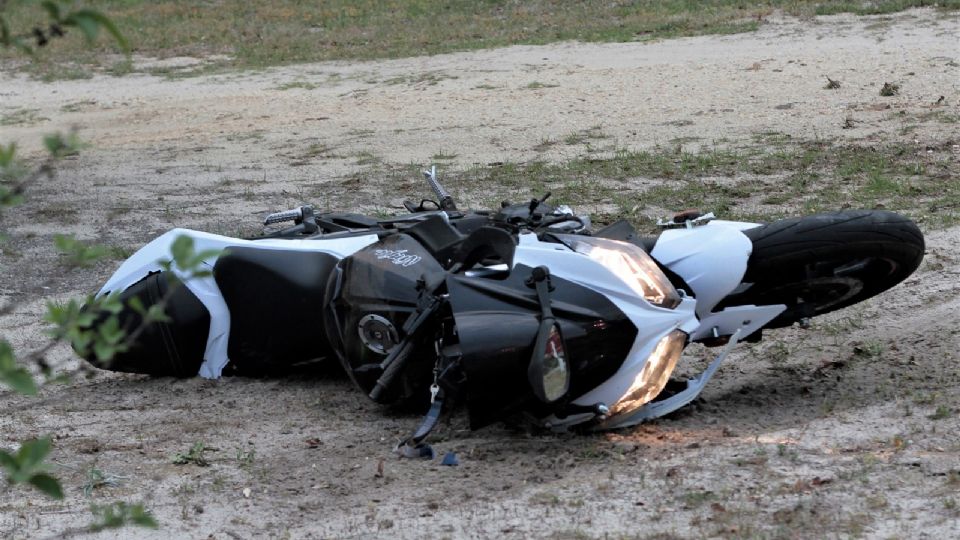 Manuel Rangel, de 52 años de edad, es el biker que en su potente Kawasaki Ninja, 250R, color blanco, año 2009, este miércoles tuvo un accidente, cayó y se pegó fuertemente en la nuca, fue volado a un hospital de San Antonio, Texas.