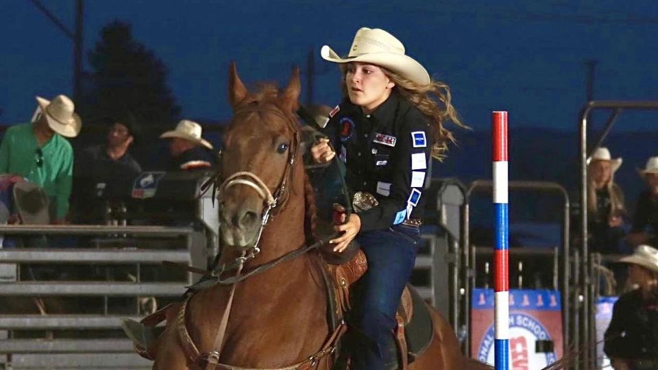 Paola González cabalga en segundo lugar en el Campeonato Nacional de Rodeo 2023.