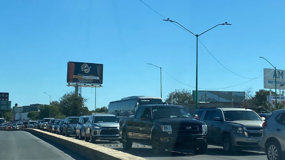 Largas filas en el Puente Internacional 2 de Nuevo Laredo-Laredo, Texas.