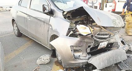 Abuelito evita accidente con motociclista, pero choca y casi cae desde puente Canseco