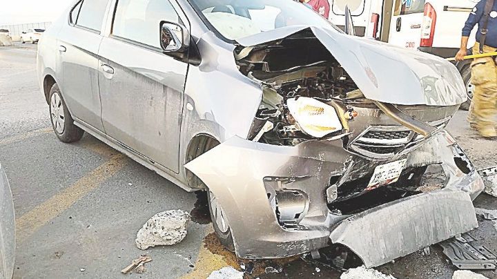 Abuelito evita accidente con motociclista, pero choca y casi cae desde puente Canseco