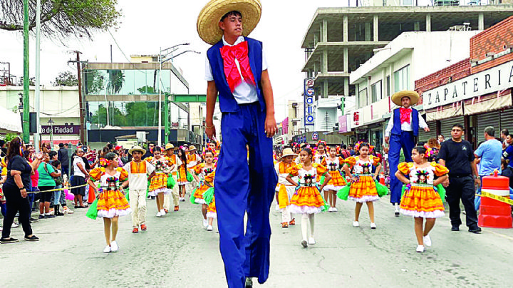 Vuelven música, color y tradición con el Desfile de la Revolución Mexicana en Nuevo Laredo