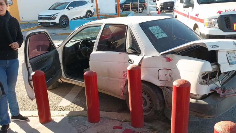 El fuerte impacto sufrido por el choque requirió la presencia de paramédicos de la Cruz Roja, quienes atendieron a la víctima en el lugar