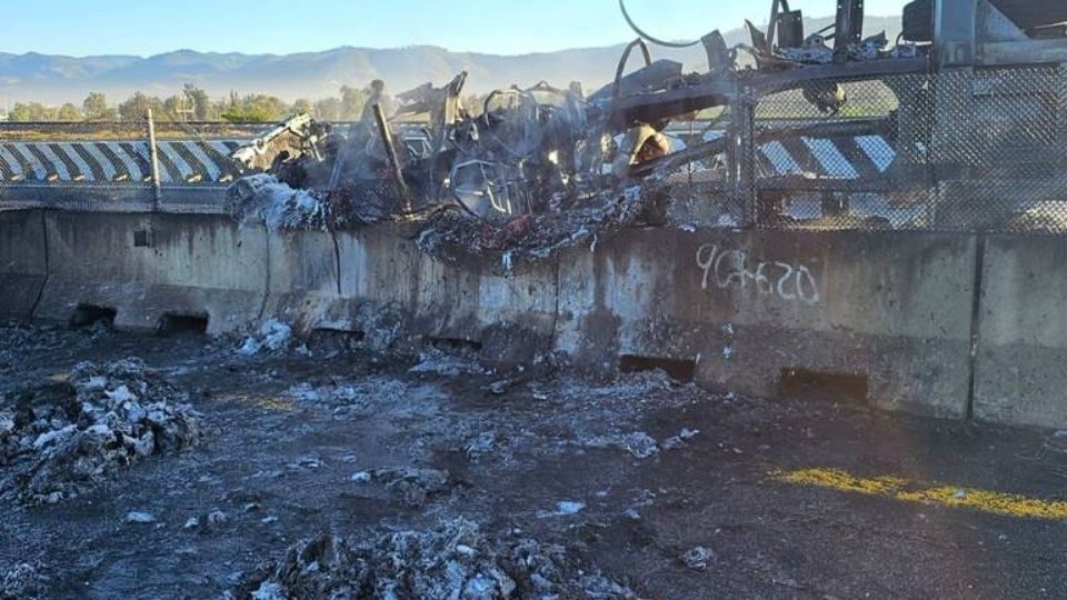 El terrible accidente carretero dejó la unidad completamente consumida por las llamas y al conductor muerto en su interior