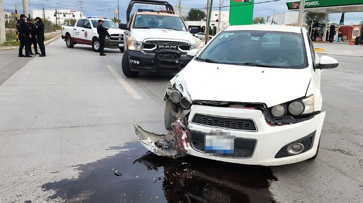Choque violento en la Calle Lago de Chapala entre auto y camioneta