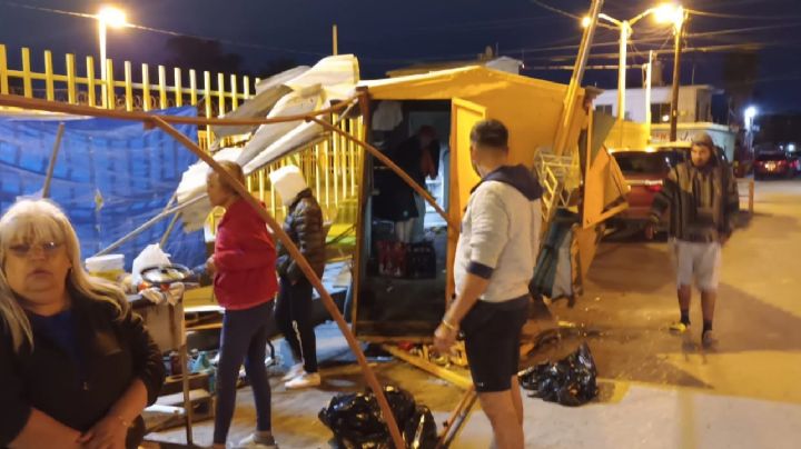 Cafre derriba puesto de comida; deja a familia sin su negocio