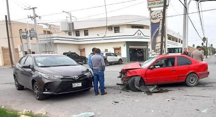 Mujeres protagonizan accidente vial en la colonia Madero; dejaron cuantiosos daños materiales