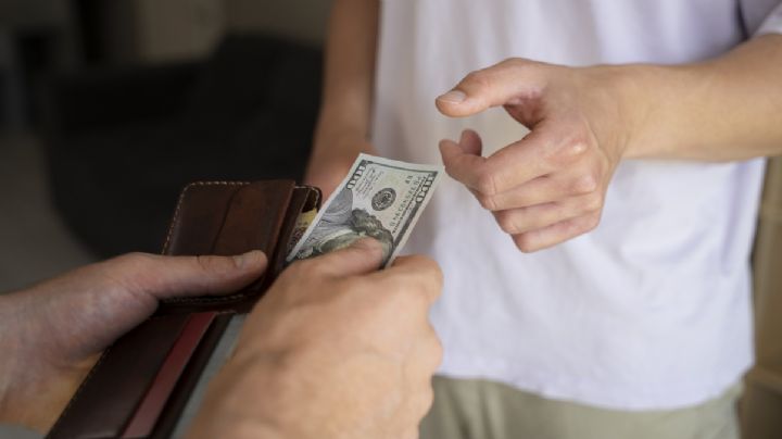 ¿Cuánto dinero se debe dar cuando te hacen un favor y te piden 'para las cocas'?