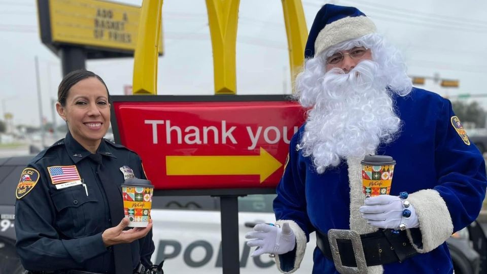 Santa Claus Azul y la oficial Melissa Salinas