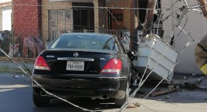 Choca contra postes en colonia Juárez y causa mini apagón