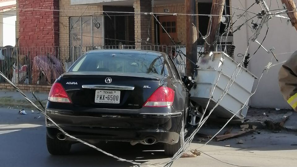 El conductor impactó unos postes en avenida Juárez