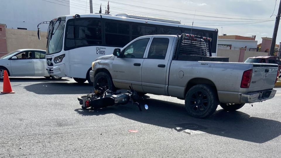 La motocicleta quedó debajo de la camioneta.