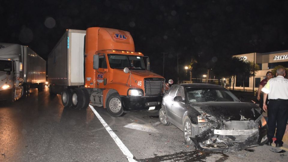 Un joven lesionado y cuantiosos daños materiales dejó el accidente registrado en Carretera Aeropuerto.