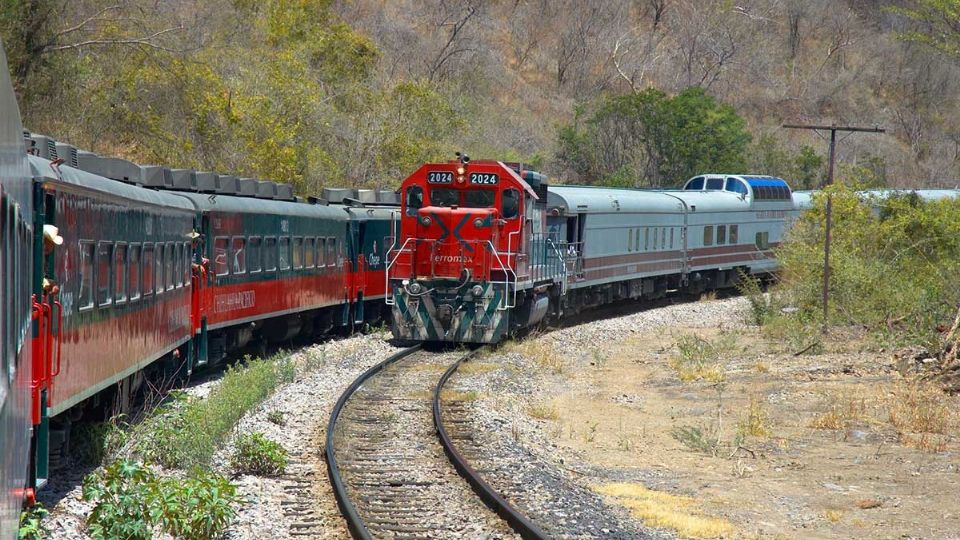 El presidente mexicano explicó como hay más de 20 mil kilómetros de vías usadas solo para transporte de carga o incluso algunas sin utilizar