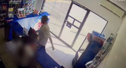 Hombre se propasa con empleada en farmacia; policía lo sorprende | VIDEO