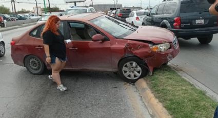 Conductora se queda sin frenos y causa chuza contra dos vehículos en Calzada de Los Héroes