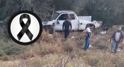 Muere niño en volcadura; cofre de camioneta se abre y su padre pierde el control al volante