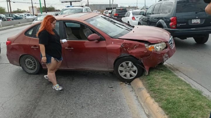 Conductora se queda sin frenos y causa chuza contra dos vehículos en Calzada de Los Héroes