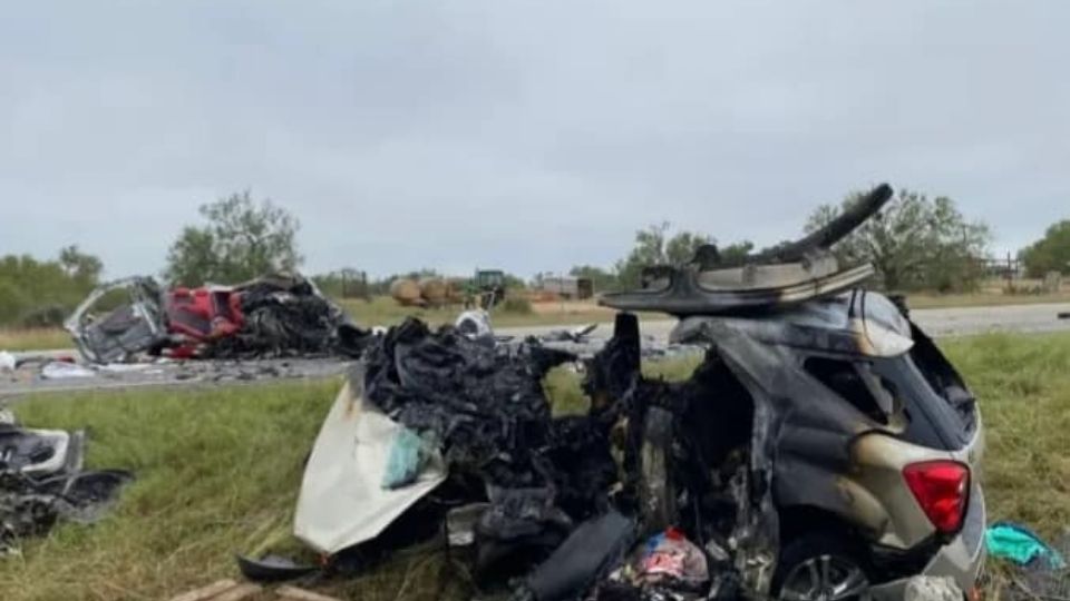 La camioneta se incendió y murieron las dos personas que iban en ella.