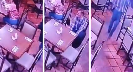 Hombre aprovecha descuido y roba bolso a mujer en restaurante I VIDEO