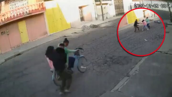 Hombre intenta raptar a niña y madre lo evita enfrentándolo | VIDEO