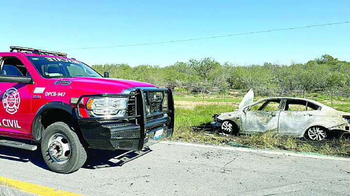 Chocan de frente y un auto se incendia en la Carretera Ribereña; hay 3 lesionados
