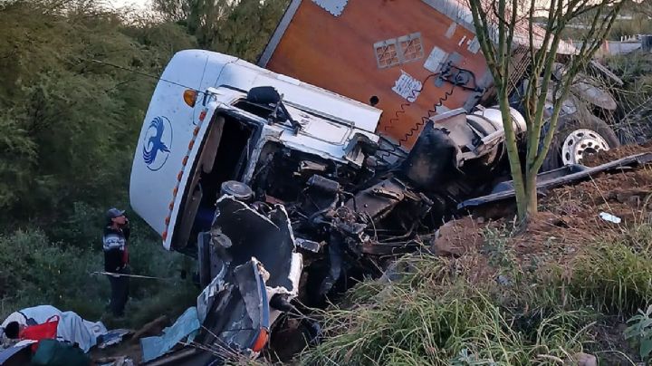 Volcadura en carretera Nuevo Laredo-Monterrey; tráiler se salió del camino