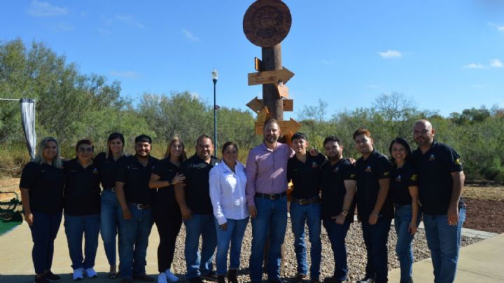 Un paseo positivo por el parque; instalan autoridades de Texas 'Poste de Inspiración'