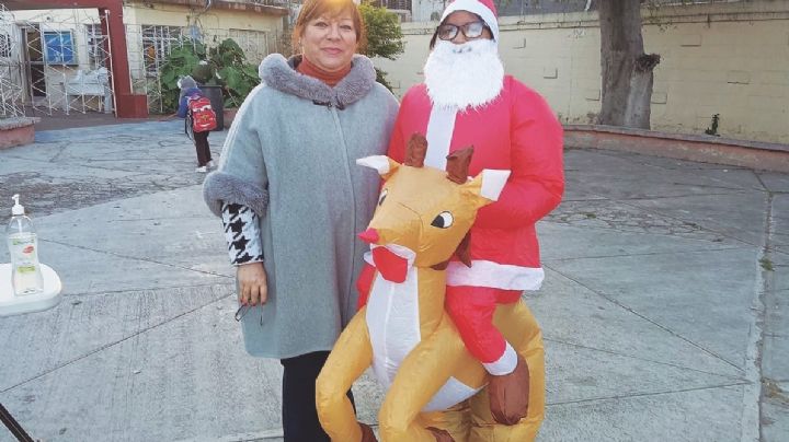 Sorprende Santa Claus a pequeños de la Rafael