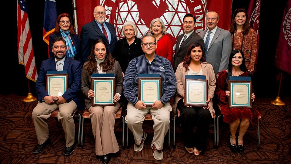 Un programa especial premió a cinco educadores locales.