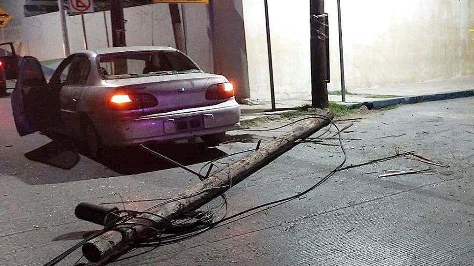 El chofer que tumbó el poste andaba en estado de ebriedad