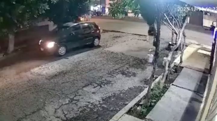 Atropella a mujer, le pasa auto dos veces por encima | VIDEO