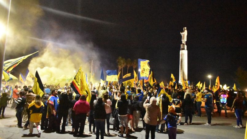 Así se viven los festejos en el Monumento a Benito Juárez.