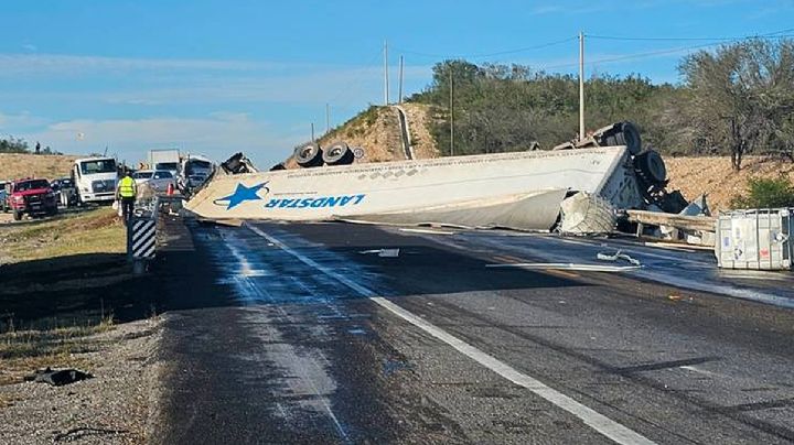 Vuelca tráiler cargado de ácido corrosivo en Tamaulipas; cierran carretera