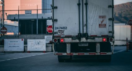 Sorprenden a traileros traficando personas indocumentadas por Laredo, Texas