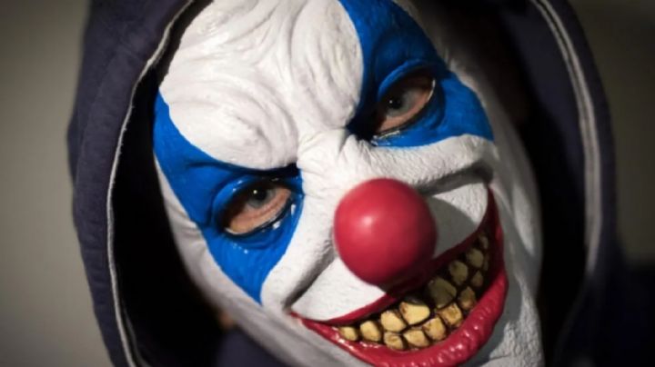 Hombre con máscara de payaso ataca con cuchillo a mujer; se ensañó con ella