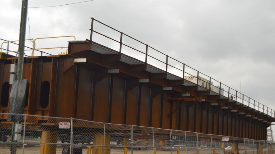 La obra del nuevo puente ferroviario entre los Laredos tiene un marcado avance.

