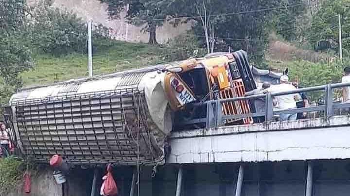 Hay 19 muertos y 43 heridos tras volcadura de autobús en un puente I FOTOS