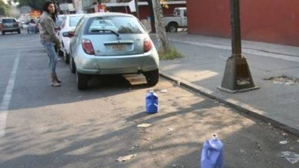 Si tienes un pesado vecino que siempre pone su auto frente a tu casa, así es como puedes defenderte legalmente