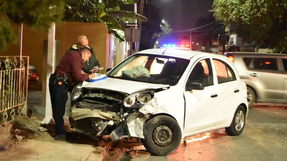 El afectado estaba esperando el cambio de luz en el semáforo, cuando la imprudencia de otro conductor lo dejó con un auto completamente destrozado