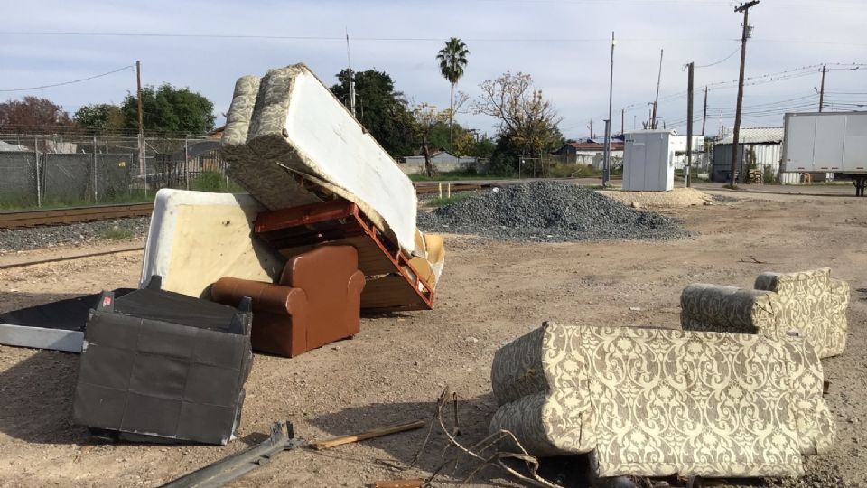 El sujeto dejó los muebles en un baldío del barrio 'El Trompe'