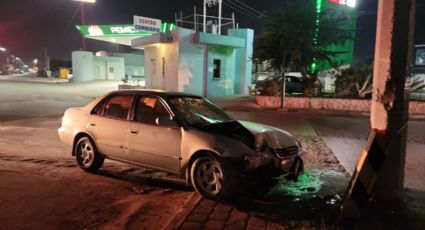 'Se me durmió el gallo': maneja ebrio y choca contra poste en la colonia La Fe