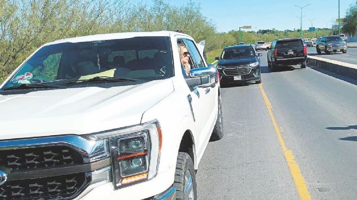 Por poco lo atropellan en el Bulevar Colosio por cruzar sin precaución