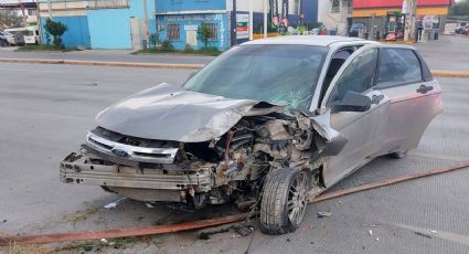 ¿Focus sin chofer como un Tesla? No, conductor choca y abandona el auto en plena Reforma