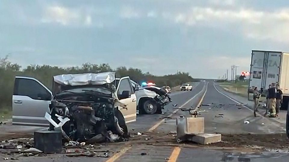 Tráiler destroza a un par de camionetas