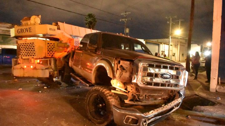 Choca contra barda, poste y remata al impactarse en grúa en la Cesar López de Lara