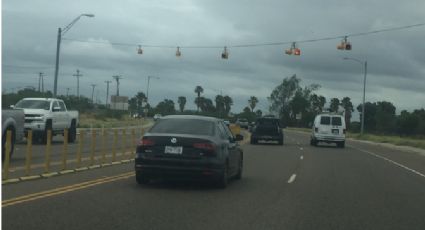 Conductor queda prensado tras volcar en Bob Bullock, en Laredo, Texas y resulta grave