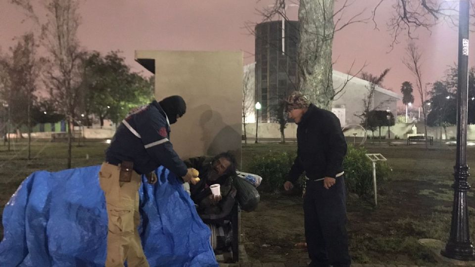 Elementos de Protección Civil brindaron alimentos y cobijas a indigentes en Nuevo Laredo.