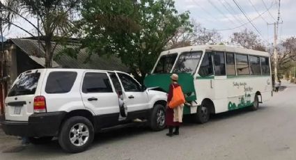 Mujer que viajaba en quemacocos de camioneta sale disparada tras chocar | VIDEO