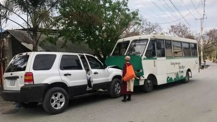 Mujer que viajaba en quemacocos de camioneta sale disparada tras chocar | VIDEO
